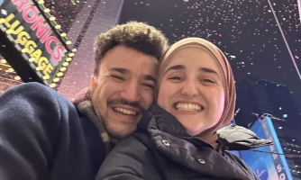 Mahmoud Khalil hymyilee selfiessä vaimonsa kanssa.