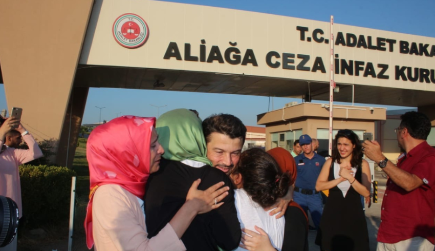 Taner Kılıç halaa vaimoaan ja tyttäriään 