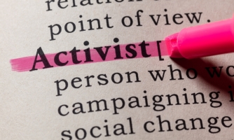 Sivu sanakirjasta, jossa avataan aktivistin määritelmää. Sana "Activist" on viivattu punaisella yliviivaustussilla.