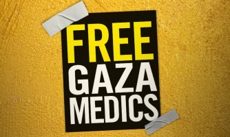Keltaiseen taustaan teipattu musta lappu, jossa lukee: "Free Gaza Medics".