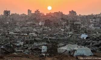 Tuhottu kaupunki, jonka yllä auringonlasku.