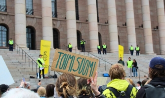 Mielenosoittajia eduskuntatalon edessä