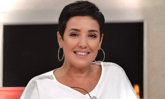 Sonia Dahmani katsoo kameraan.