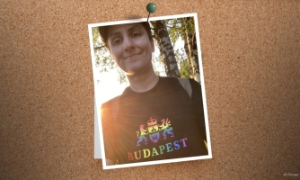 Kuva aktivisti Saarni Laitisesta kiinnitettynä seinälle.