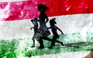 Ihmishahmot juoksevat Unkarin lipun edessä.