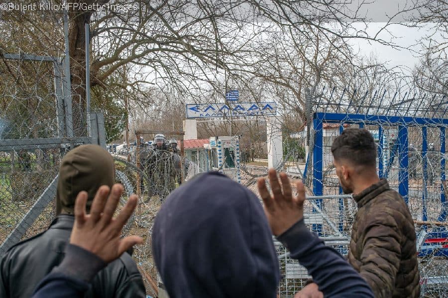 Siirtolaiset yrittävät puhua kreikkalaisille rajanvartioille Turkin ja Kreikan rajalla