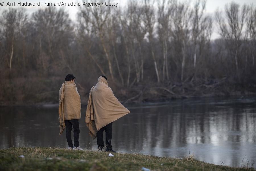 Kaksi siirtolaista Evros-joen rantapenkereillä