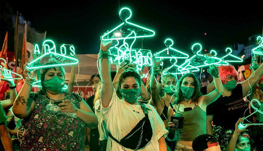 Naiset pitävät Argentiinassa käsissään henkareita, abortin laillistamisen symbolia mielenosoituksissa