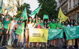 Ihmisiä osoittamassa mieltään Argentiinan aborttioikeuden puolesta