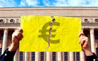 Kuvituskuva, jossa Eduskuntatalon edustalla kädet pitelevät revennyttä paperia, jossa on euron merkki.