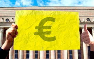 Kuvituskuva, jossa Eduskuntatalon edustalla käsi pitelee paperia, jossa on euron merkki. Toinen käsi näyttää peukkua.