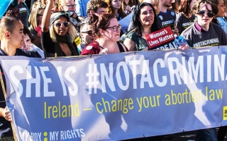 Ihmisiä mielenosoituksessa abortin laillistamiseksi Irlannissa.