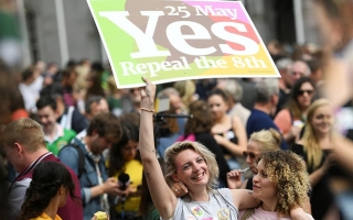 Ihmisiä juhlimassa, kun Irlannin kansanäänestys kumosi tiukan aborttilain.