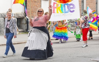 Ihmisiä Kokkola Pride -kulkueessa.