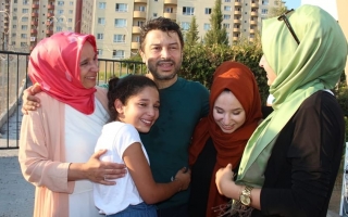 Taner Kiliç iloitsee vapautumistaan perheensä kanssa.