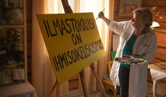 Helena maalaa kylttiä