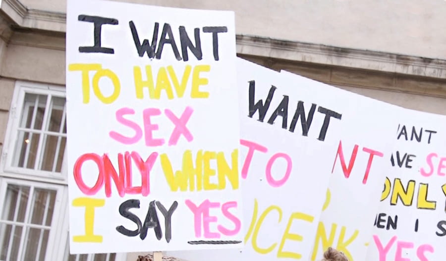 Kylttejä mielenosoituksessa. Tekstinä: "I want to have sex only when I say yes"