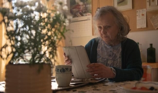 Helena käyttää tablettia
