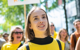 Lähikuva nuoresta henkilöstä mielenosoituksessa.