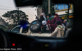 Autosta valokuvattu kuva, jossa Taliban-taistelijoita auton avolavalla.