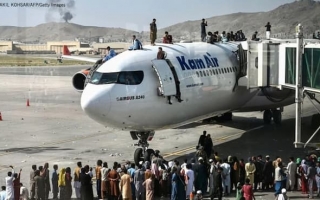 Kabulin lentokentällä ihmisiä