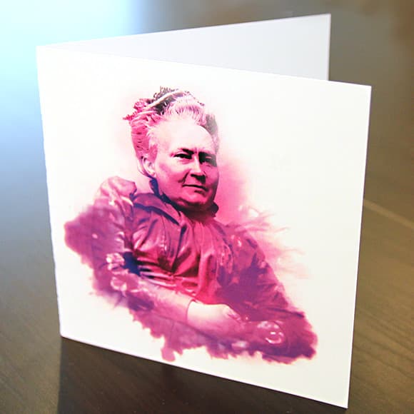 Valkoinen kortti, jonka kannessa violetti-vaaleanpunainenhko Minna Canth
