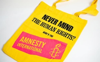 Never mind the human rights-kassi, Keltainen pohja, kyseinen teksti mustalla ja pinkki Amnestyn logo