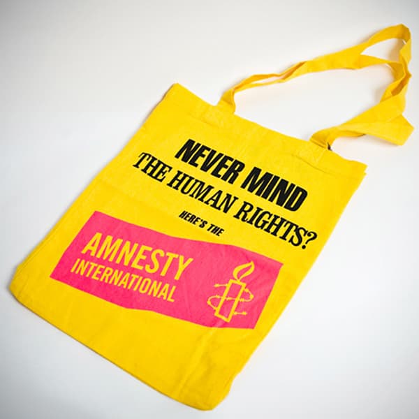 Never mind the human rights-kassi, Keltainen pohja, kyseinen teksti mustalla ja pinkki Amnestyn logo