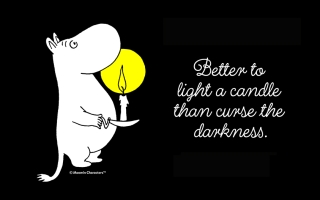 Mustalla taustalla Muumipeikko seisoo kynttilä kädessä. Vieressä teksti: "Better to light a candle than curse the darkness"