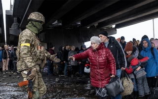 Ukrainalainen sotilas, joka auttaa ukrainalaisia siviilejä.