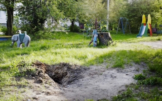 Pommin aiheuttama kuoppa keskellä leikkipuistoa Harkovassa, Ukrainassa.