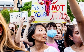 Mielenosoittajia Yhdysvalloissa Washingtonissa. Keskellä kuvaa näkyy kyltti, jossa teksti "This is not your uterus" ja piirros kohdusta.