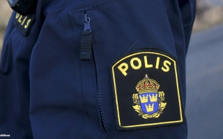 Ruotsin poliisin univormun hiha, jossa on vaakuna ja Polis-teksti