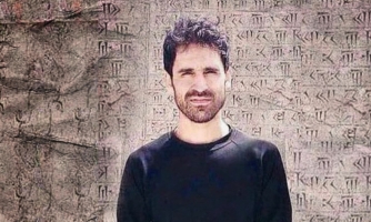 Vahid Afkari katsoo kohti kameraa.
