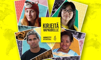 Keltaiselle taustalle on lisätty neljän ihmisen, Aleksandran, Chow'n, Dorgelessen ja Luis Manuelin, kasvokuvat. Lisäksi kuvassa on postimerkin näköinen Kirjeitä vapaudelle -logo ja Amnestyn kynttilälogo.