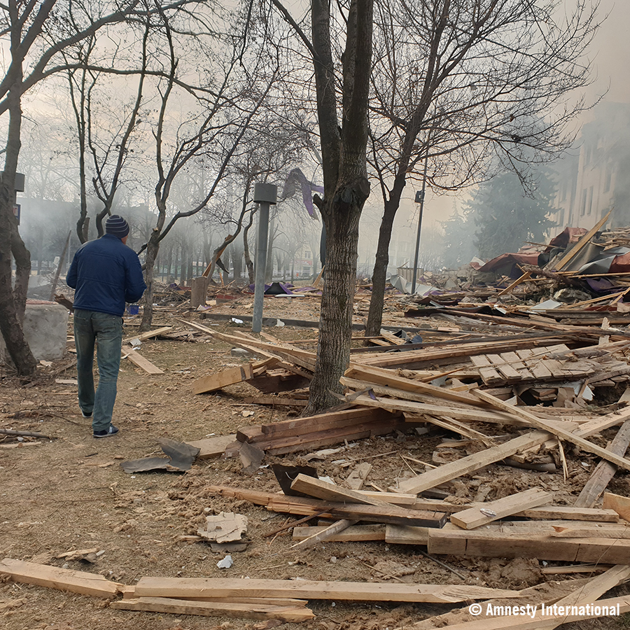 Ihminen kävelee rakennuksen jäänteiden vierellä Mariupolissa, Ukrainassa, tuhoisan teatteri-iskun jälkeen.