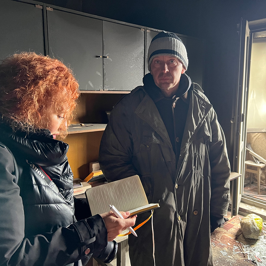Amnestyn tutkija tekemässä haastattelua tuhoutuneessa rakennuksessa Borodjankassa, Ukrainassa, toukokuussa 2022.