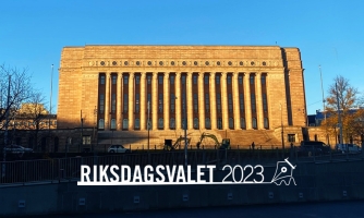 En bild på riksdagshuset med texten 'riksdagsvalet 2023'.