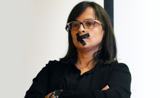 Vanessa Mendoza Cortés, jonka suu on peitetty mustalla teipillä.