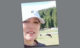 Zhanargul Zhumatain ottama selfie. Taustalla näkyy laiduntava hevonen.