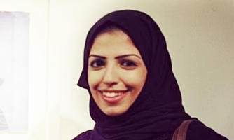 Salma al-Shehab hymyilee ja katsoo kameraan.