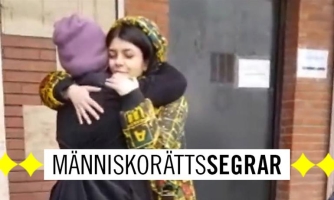 Yasaman kramar om en person, på bilden finns texten "människorättssegrar".