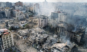 Pommituksessa tuhottujen kerrostalojen raunioita Gazassa.