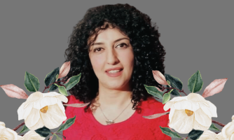 Narges Mohammadi. Kuvaan on käsitelty harmaa tausta ja kukkia.