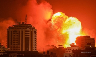 Tulipallo kohoaa taivaalle Israelin tekemän ilmaiskun jälkeen Gazan kaupungissa 9.10.2023.