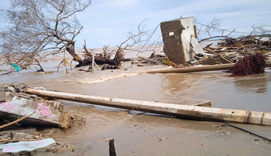 Hyökyaallot ja rankkasateet tuhoavat kodit – kalastajayhteisölle osoitettava uusi asuinpaikka  