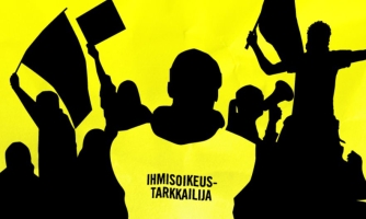 Kuvitettuja mielenosoittajia keltaisella taustalla. Keskellä olevalla hahmolla lukee selässä: "Ihmisoikeustarkkailija"