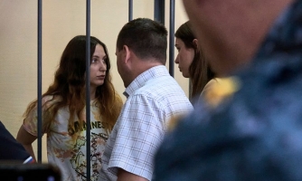 Aleksandra "Saša" Skotšilenko oikeudenkäyntinsä aikana sellissä Venäjällä.