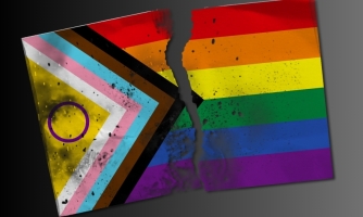 Progressiivinen Pride-lippu, joka on repeytynyt keskeltä.