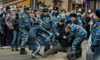 Poliisi hajoittaa spontaanisti alkanutta mielenosoitusta väkivaltaisesti Moskovassa.